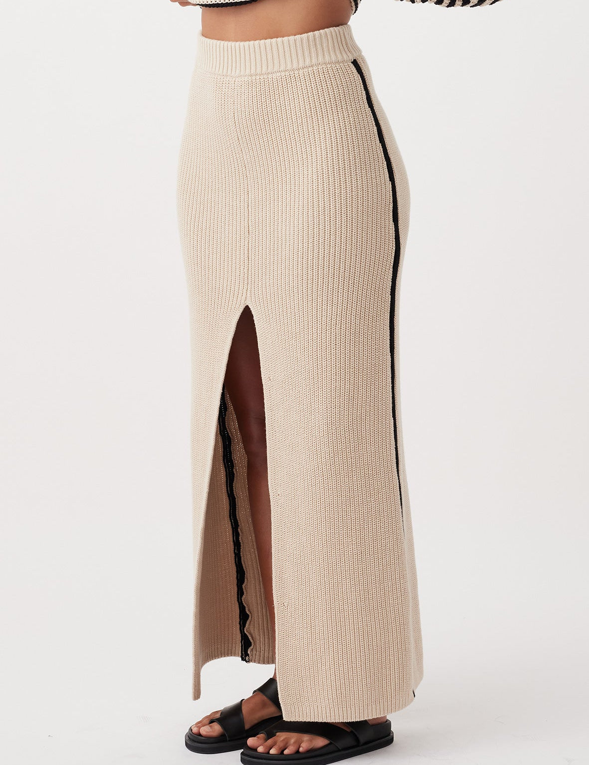 1Q007_ALFIESKIRT_SAND_BLACK_2.jpg