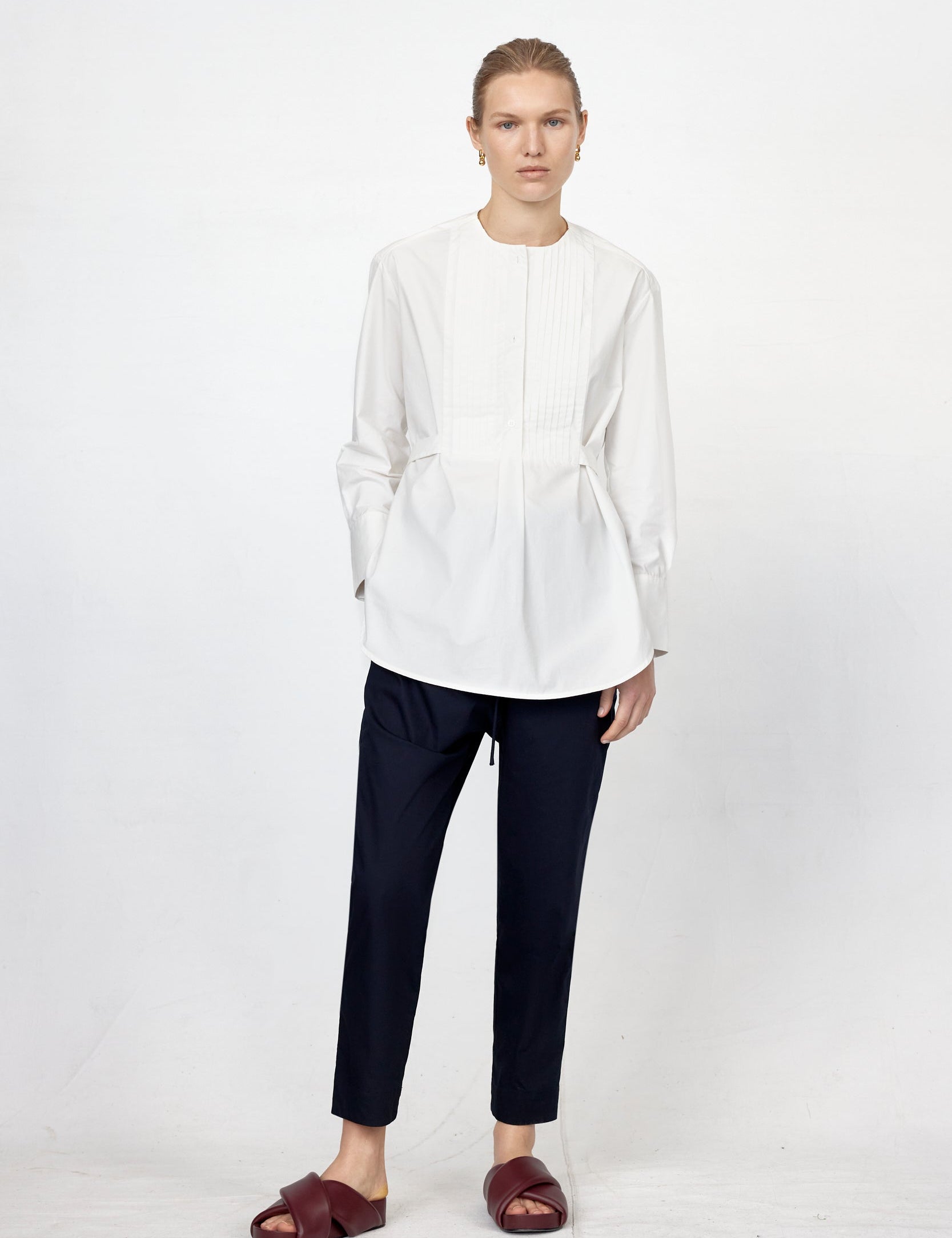 220828_FOEMINA_APeeters_BECCA_SHIRT_WHITE_AND_ASHLEY_PANT_NAVY_1524.jpg