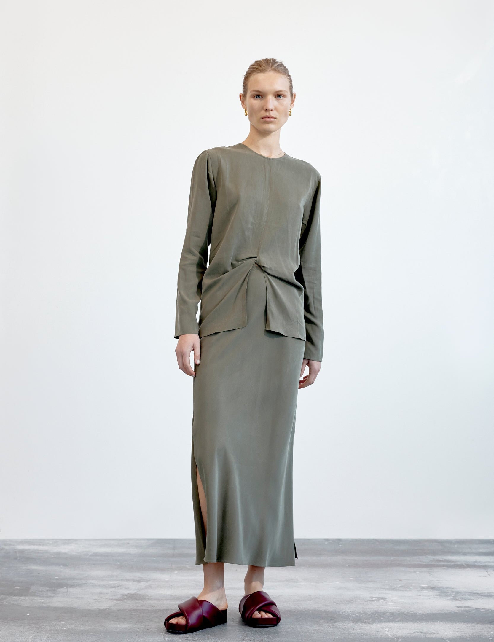 220828_FOEMINA_APeeters_CHARLIE_TOP_EARTHY_GREEN_AND_LUNA_SKIRT_EARTHY_GREEN_3347.jpg