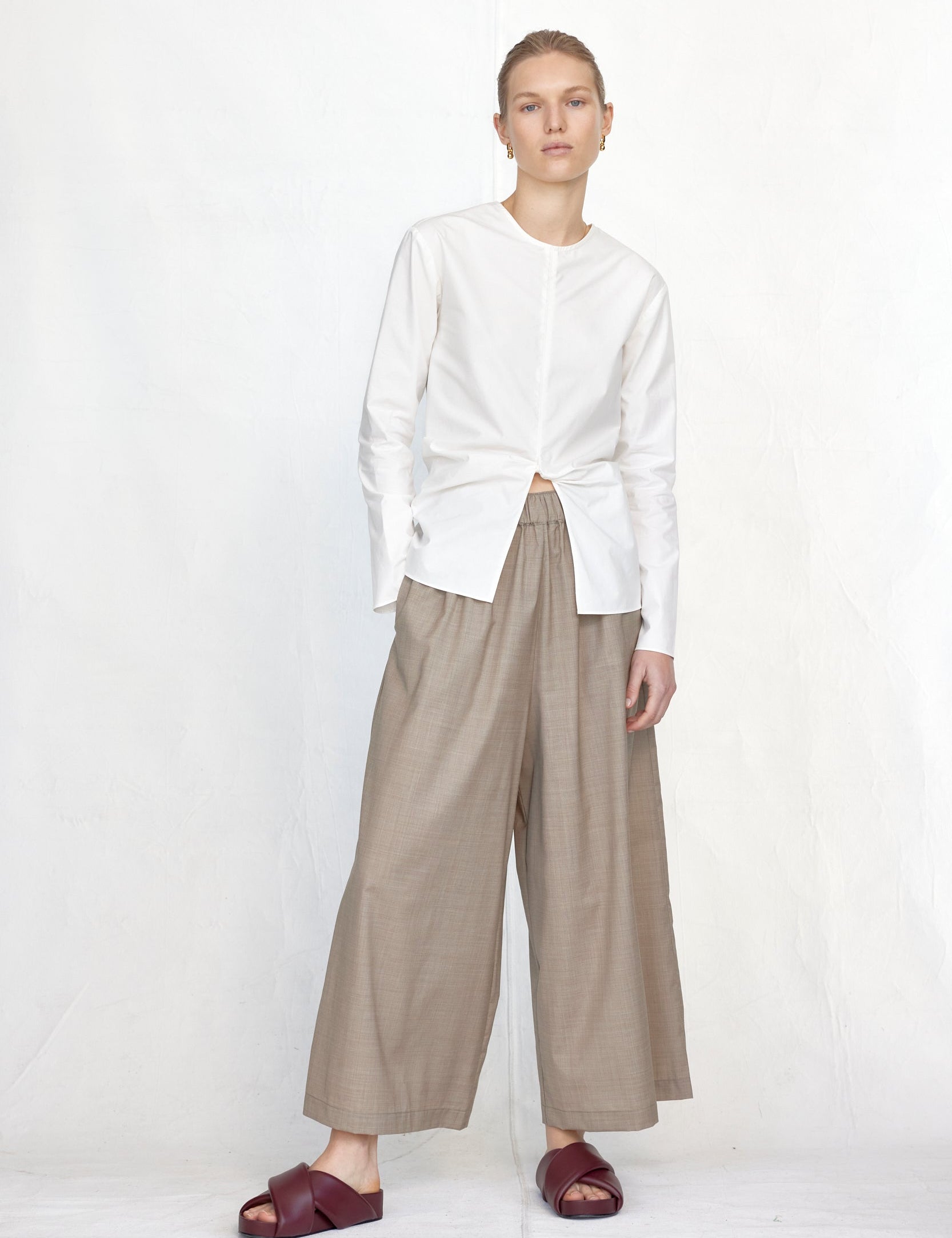 220828_FOEMINA_APeeters_CHARLIE_TOP_WHITE_AND_TILLY_PANT_OATMEAL_326.jpg