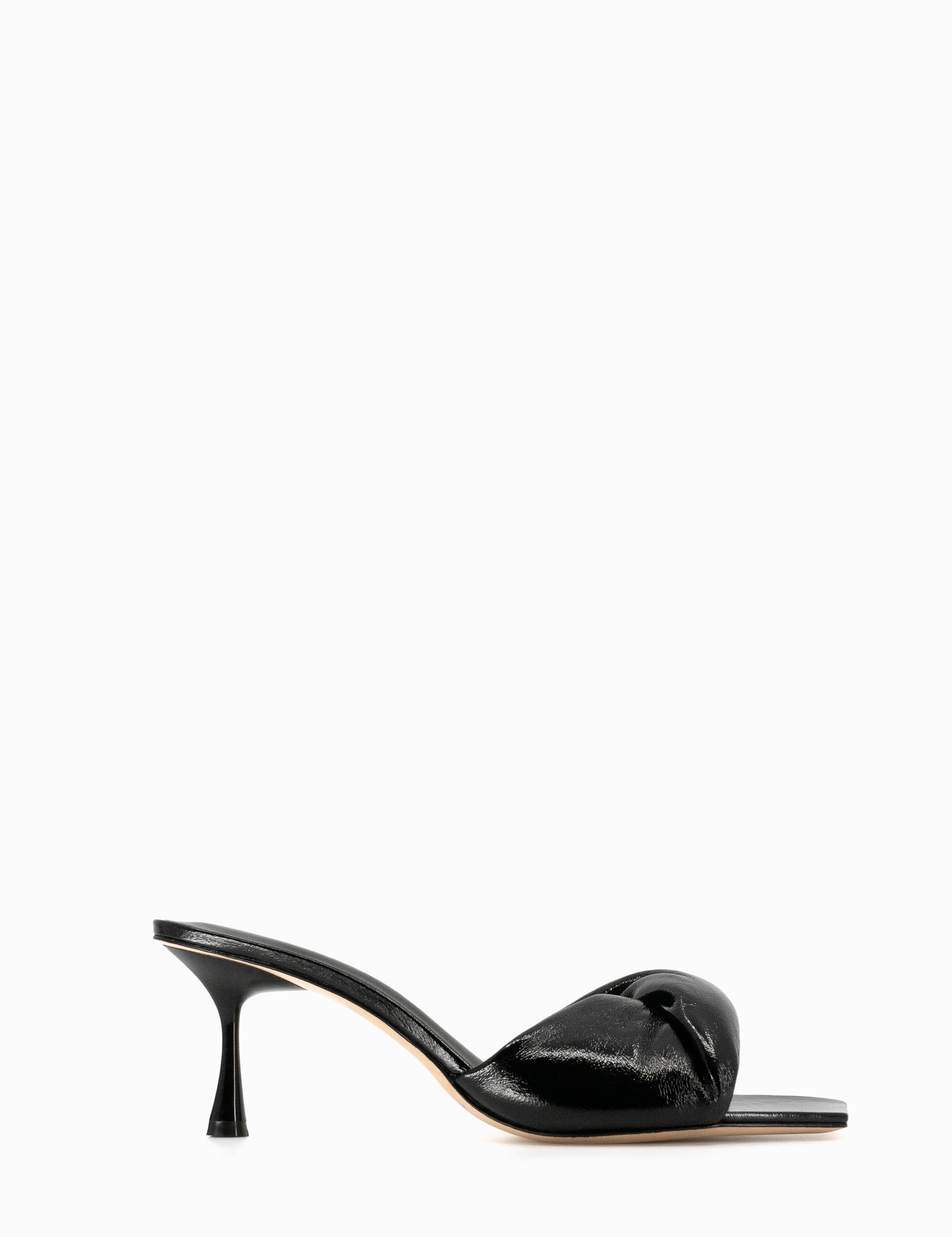F406NLK_TWISTED_PATENT_70_HEEL_BLACK_A_ONLINE_bfa11227-02cb-44fe-be80-83d69bb5f19f.jpg